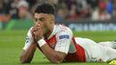 Ekspresi pemain Arsenal, Alex Oxlade-Chamberlain usai gagal mencetak gol ke gawang Olympiakos pada laga Liga Champions di Stadion Emirates, Inggris, Rabu (30/9/2015). Arsenal takluk 2-3. (AFP Photo/Glyn Kirk)