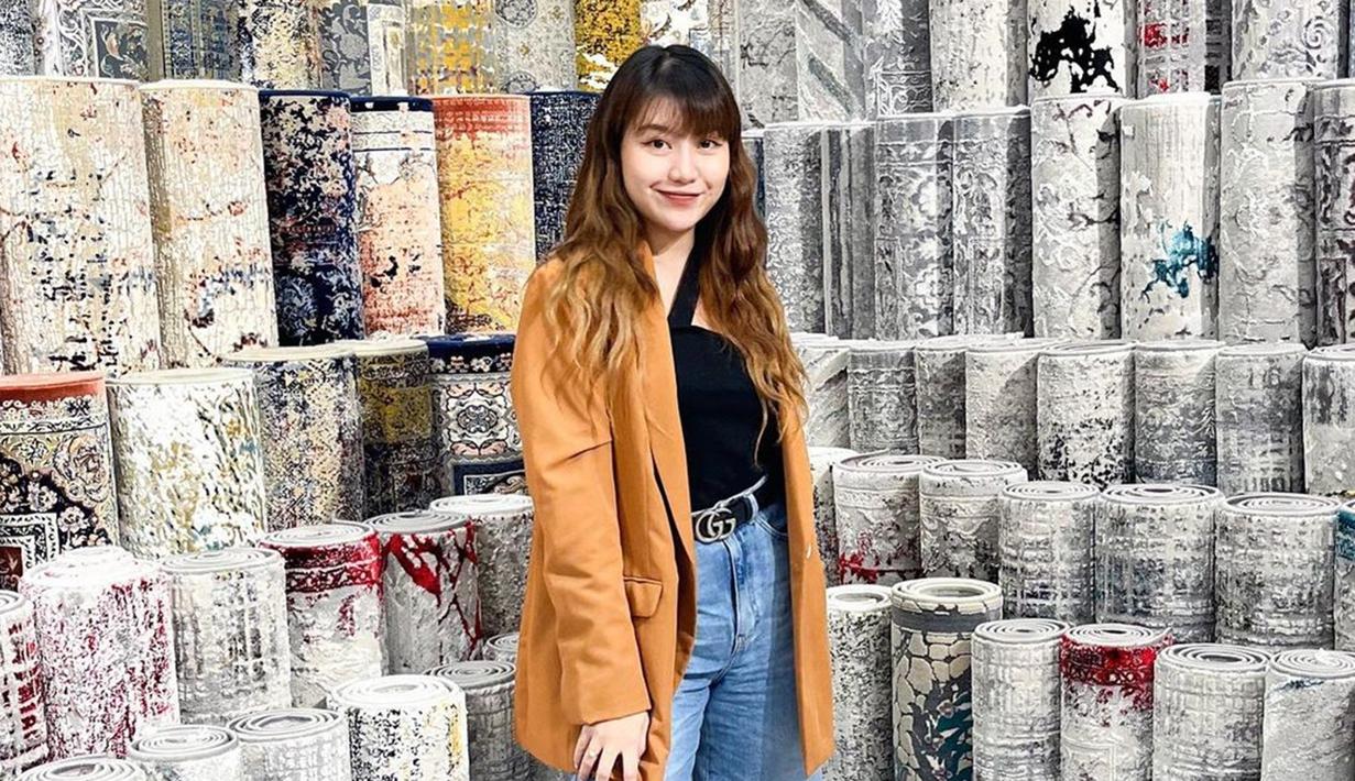 Memakai busana berwarna hitam Ghea tampil dengan memadukan blazer cokelatnya. Gaya kasual Ghea ini pun terlihat stylish dan banjir pujian dari netizen. (Liputan6.com/IG/@gheaindrawari)