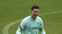 Penyerang Portugal, Cristiano Ronaldo mengontrol bola saat mengikuti sesi latihan di stadion Dragao di Porto (28/3/2022). Portugal akan menghadapi Makedonia Utara di final Play-off Jalur C Kualifikasi Piala Dunia 2022 zona Eropa. (AFP/Miguel Riopa)