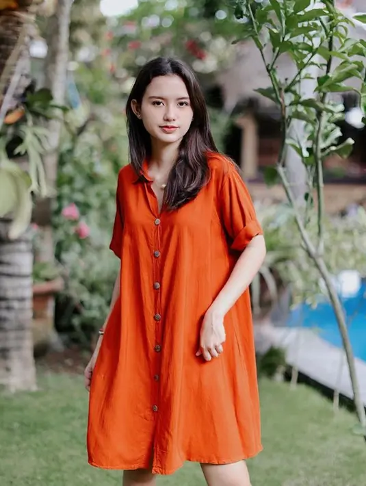 Tak hanya dengan celana dan kaus, penampilan feminin Sarah Menzel dengan dress pendek oranye ini membuat auranya terpancar. Dirinya dipuji tampil stunning tanpa berbusana berlebihan. (Liputan6.com/IG/@ssarah_menzel)