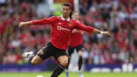 Striker Manchesters United Cristiano Ronaldo dalam pertandingan persahabatan melawan Rayo Vallecano di Old Trafford, Manchester, Minggu (31/7/2022). MU dan Rayo Vallecano bermain imbang 0-0. (Nigel Roddis / AFP)