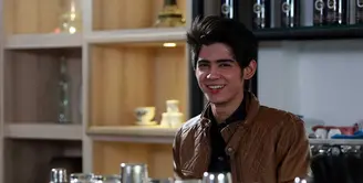 Aliando Syarief berperan sebagai barista dalam video klip terbaru The Freaks yang berjudul 'Bahagia Dengan Cinta'. (Deki Prayoga/Bintang.com)
