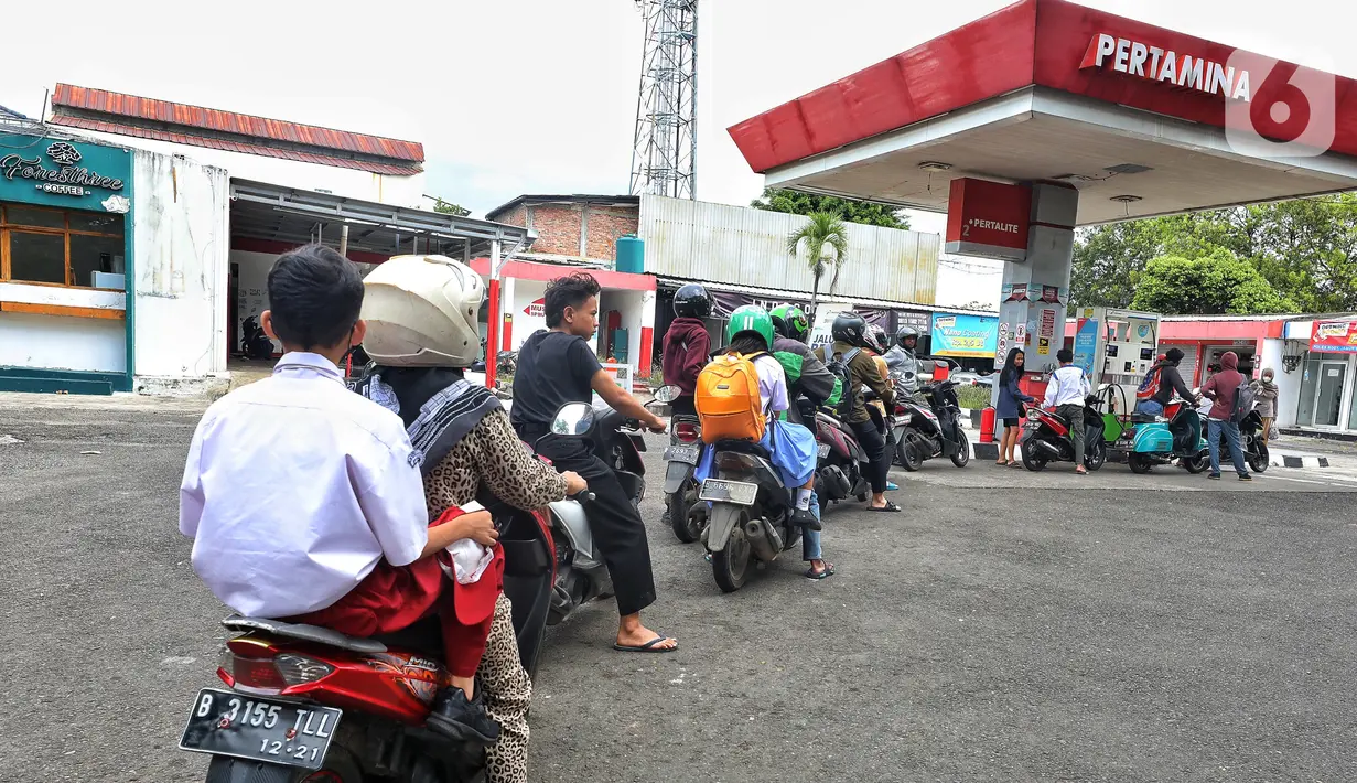 Biasanya Pertamina menyiapkan stok BBM di SPBU rata rata untuk kebutuhan 1,5-2 hari. Namun menjelang mudik lebaran tahun ini, perusahaan menyiapkan build up stok untuk 3-4 hari. (Liputan6.com/Angga Yuniar)