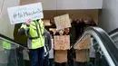 Massa menggelar aksi protes di Bandara Internasional Portland, Sabtu (28/1). Massa berkumpul di bandara-bandara AS menolak kebijakan Donald Trump yang melarang warga dari 7 negara muslim masuk ke Amerika Serikat. (Mike Zacchino/The Oregonian/AP)