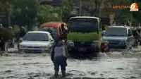 [VIDEO] Banjir, Kendaraan ke Pantura Mengular di Semarang-Subang