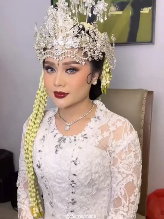 7 Potret Imel PC dalam Pernikahan Sang Adik, Tampil Menawan dengan Kebaya Hijau