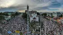 Foto udara memperlihatkan saat umat Muslim Indonesia melaksanakan salat Idul Fitri 1446 Hijriah di kawasan Jatinegara, Jakarta pada 31 Maret 2025. (BAY ISMOYO/AFP)