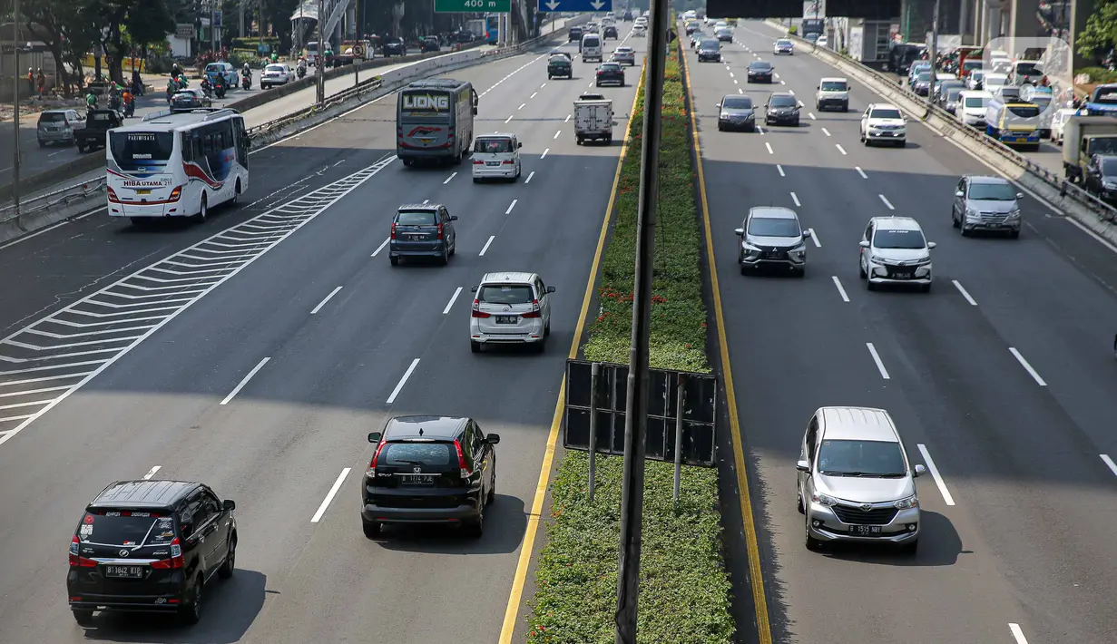 Sejumlah kendaraan melintas di Tol Dalam Kota, Jakarta, Kamis (29/7/2021). Jasa Marga menyebut volume lalu lintas kendaraan di tol turun sebesar 40,97 persen selama masa Pemberlakuan Pembatasan Kegiatan Masyarakat (PPKM) Darurat Jawa-Bali pada 3-20 Juli 2021. (Liputan6.com/Faizal Fanani)