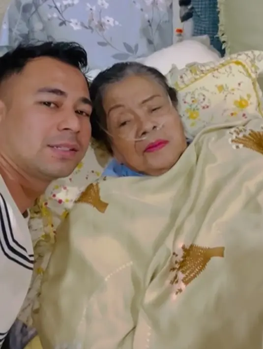Raffi Ahmad selalu menghibur sang nenek saat kondisi kesehatannya sedang tak baik. Ia juga tetap mendampingi sang nenek hingga akhir hayatnya. Ayah dua anak itu memberikan salam perpisahan untuk Mami Popon saat mengembuskan napas terakhirnya. (Liputan6.com/IG/@raffinagita1717)