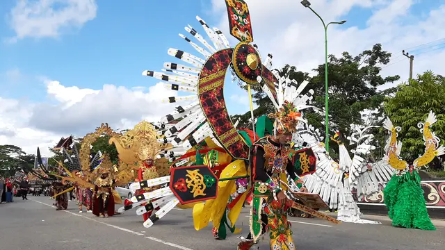 Parade Budaya Nusantara Menyambut Festival Iraw Tengkayu X