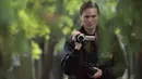Seorang pemburu hantu dari hantu "Paranormal Investigator" berusaha merekam aktivitas gaib di pusat pemakaman tua di Wina, Austria, 20 Oktober 2016. Pemakaman ini disinyalir memiliki aura mistis yang kental dengan aktivitas makhluk halus. (JOE KLAMAR/AFP)