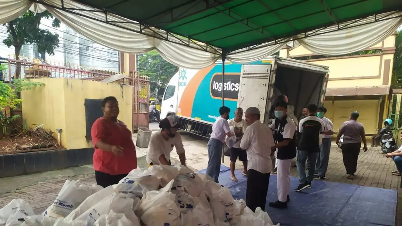 Menteri BUMN Erick Thohir menyiapkan 40 ribu paket sembako untuk pasar murah di Jabodetabek.
