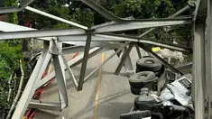 Petugas melihat kondisi jembatan di Desa Busui Kecamatan Batu Sopang, Kabupaten Paser, Kalimantan Timur yang rubuh saat dilintasi truk tangki bermuatan semen, Kamis dini hari (16/1/2025). (Dokumentasi Dinas Perhubungan Paser)