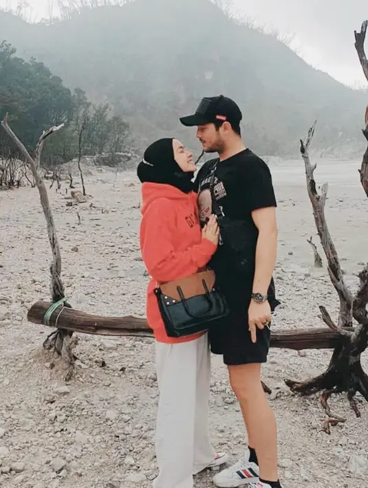 Berlibur berdua, Aryani Fitriana dan Donny  nggak kalah dari remaja yang sedang kasmaran. (FOTO: instagram.com/aryanifitriana24)
