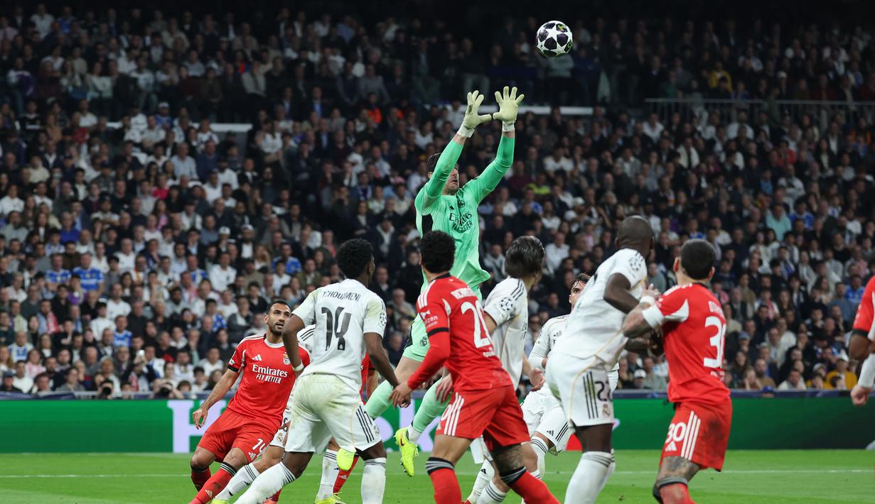 Aksi gemilang Courtois membawa Real Madrid menang dengan skor 2-1 atau agregat 3-1 atas Benfica. (AFP/Thomas Coex)