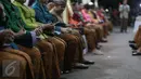 Para undangan yang hadir ikut memanjatkan doa saat Prosesi Midodareni Gibran Rakabuming putra sulung Presiden Joko Widodo di kediaman calon mempelai wanita, Selvi Ananda Putri, Solo, Rabu (10/6/2015). (Liputan6.com/Faizal Fanani) 