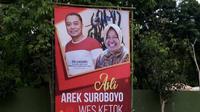 Gambar alat peraga kampanye bergambar Wali Kota Tris Rismaharini yang digugat oleh paslon Machfud Arifin-Mujiaman di Pilkada Surabaya. (Foto: Liputan6/Dian Kurniawan)