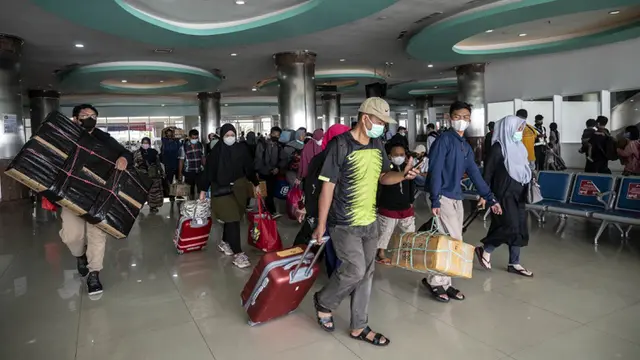 FOTO: Mendekati Idul Fitri, Pemudik Mulai Berdatangan di Pelabuhan Surabaya