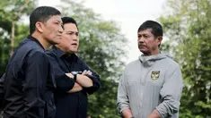 Ketua Umum PSSI, Erick Thohir, berbincang dengan Direktur Utama PT Liga Indonesia Baru (LIB), Ferry Paulus dan pelatih Timnas Indonesia U-20, Indra Sjafri saat memantau langsung seleksi pemain Timnas Indonesia U-17 di Persija Training Ground, Nirwana Park, Depok, Sabtu (22/7/2023). (Bola.com/Ikhwan Yanuar)
