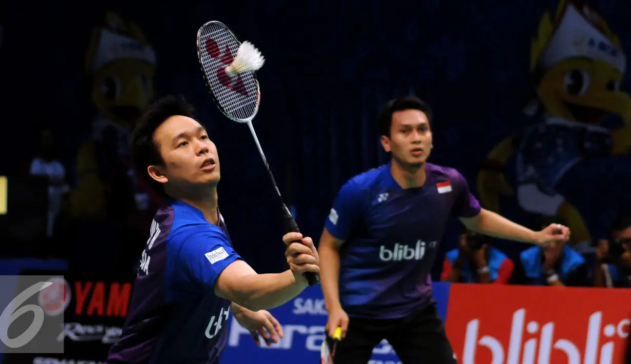 Ganda putra Indonesia, M Ahsan/Hendra Setiawan berhasil mengalahkan OR Cchin Chung/Tang Chun Man (Hongkong) saat laga di BCA Indonesia Open 2016, Istora Senayan dengan skor 23-21, 25-23, Jakarta, Rabu (1/6/2016). (Liputan6.com/Helmi Fithriansyah)