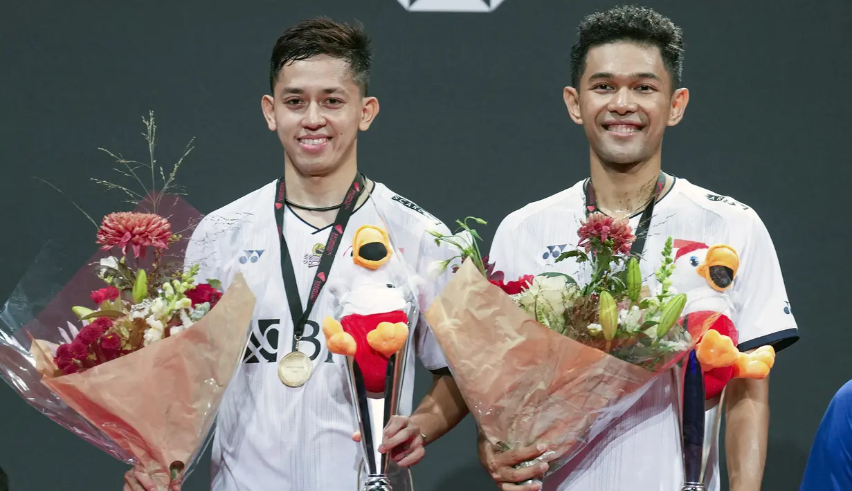 Final sesama ganda putra Indonesia di turnamen bulu tangkis Denmark Open 2022 yang berlangsung di Jyske Bank Arena, Odense, Denmark, Minggu (23/10/2022) malam WIB akhirnya dimenangkan Fajar Alfian/Muhammad Rian Ardianto usai mengalahkan rekannya Marcus Fernaldi Gideon/Kevin Sanjaya Sukamuljo. Fajar/Rian sukses menekuk The Minions dua game langsung dalam laga seru dan dramatis. (AFP/Ritzau Scanpix/Claus Fisker)