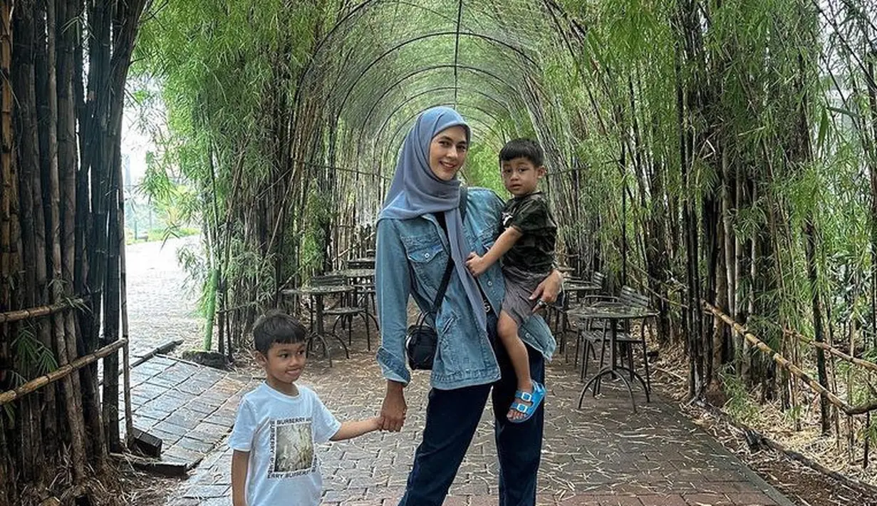 Paula kini mantap berhijab, ia pun tetap tampil stylish dan nyaman dengan hijabnya saat mengasuh kedua anaknya. Misalnya saja, ia tampil dengan kerudung abu-abu dipadukan atasan kemeja denim dan celana panjang denimnya. Sambil mengenakan sneakers putih dan slingbag hitamnya. [@paula_verhoeven]