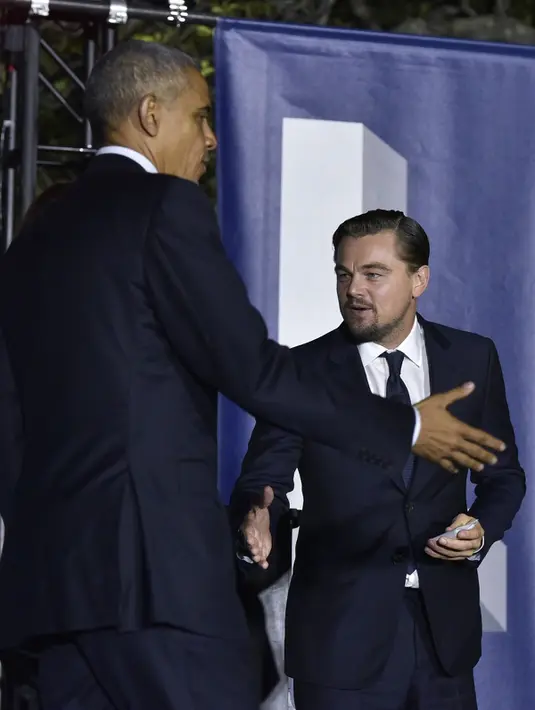 Aktor Leonardo DiCaprio dan Presiden AS Barack Obama berbincang saat menghadiri diskusi membahas perubahan iklim selama "South by South Lawn" (SXSL) festival di Gedung Putih (3/10). (AFP PHOTO/Mandel NGAN)