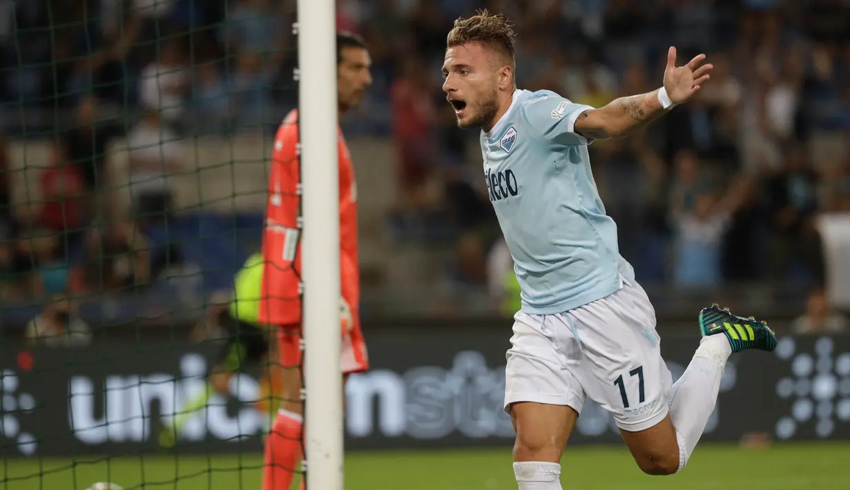 Penyerang Lazio, Ciro Immobile melakukan selebrasi usai mencetak gol ke gawang Juventus pada pertandingan final Piala Super Italia di stadion Olimpiade Roma, Italia (13/8). Lazio menang atas Juventus dengan skor 3-2. (AP Photo / Gregorio Borgia)