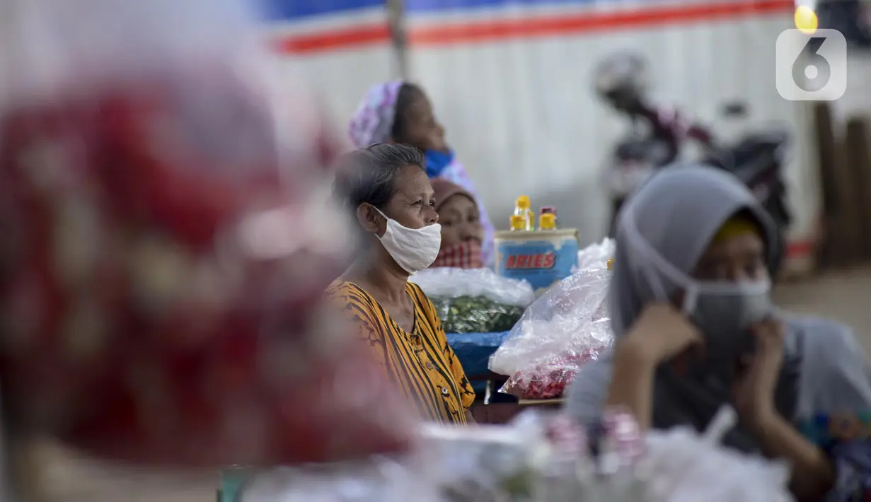 Pedagang kembang untuk berziarah menunggu pembeli di kawasan Gembrong, Prumpung, Jakarta, Kamis (23/4/2020). Jelang Ramadan, pedagang kembang untuk berziarah mengeluhkan sepinya pembeli karena adanya Pembatasan Sosial Berskala Besar (PSBB) untuk mencegah penyebaran COVID-19. (merdeka.com/Imam Buhori