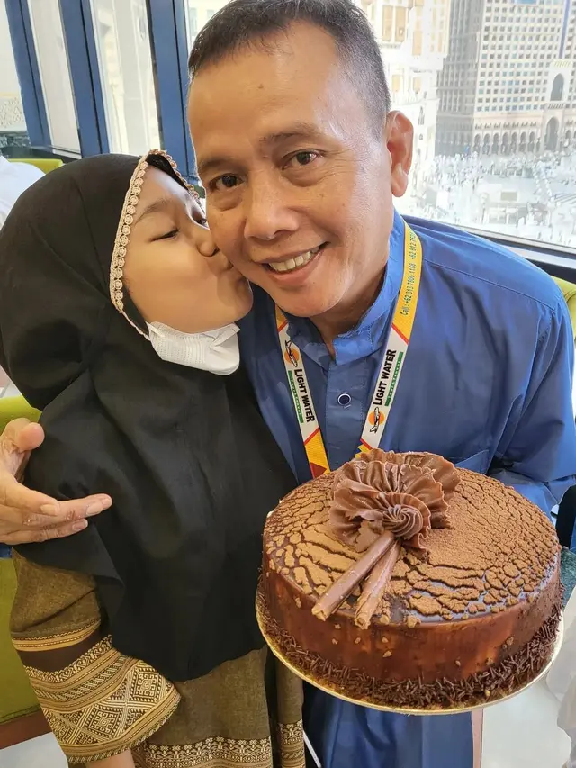 6 Momen Kejutan Ulang Tahun Ayah Ayu Ting Ting, Dirayakan di Tanah Suci
