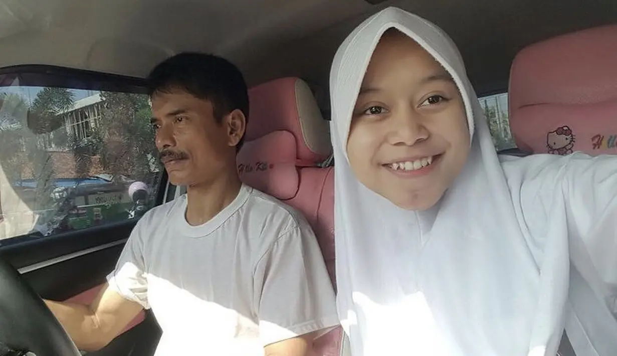 Mengenakan seragam sekolah, Lesti pun memerlihat wakah polosnya dengan sedikit jerawat di dagunga. Maklum masa remaja, masanya puber. @lestykejora