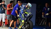 Valentino Rossi untuk pertama kalinya menjajal Yamaha YZR-M1 yang akan ia gunakan pada MotoGP tahun ini, di Sepang, Malaysia, Senin (30/1).