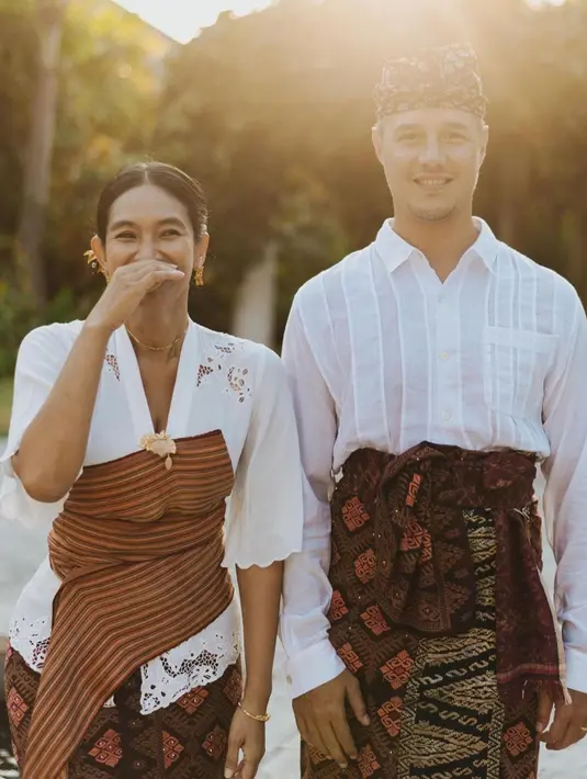 Dalam keterangan di foto unggahan, Happy Salma mengungkapkan jika dulu, ia dan suami tidak punya foto prewedding, sehingga wanita berusia 43 tahun itu berniat untuk menjadikan hasil pemotretan ini sebagai post wedding. (Liputan6.com/IG/@happysalma)