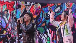 Vokalis band Slank, Kaka berduet dengan salah satu personel Duo Anggrek dalam konser Pesta Bola Dunia 2023 #Indonesia Sukses di Studio 5 Indosiar, Jakarta, Sabtu (4/11/2023) malam WIB. (Bola.com/Abdul Aziz)