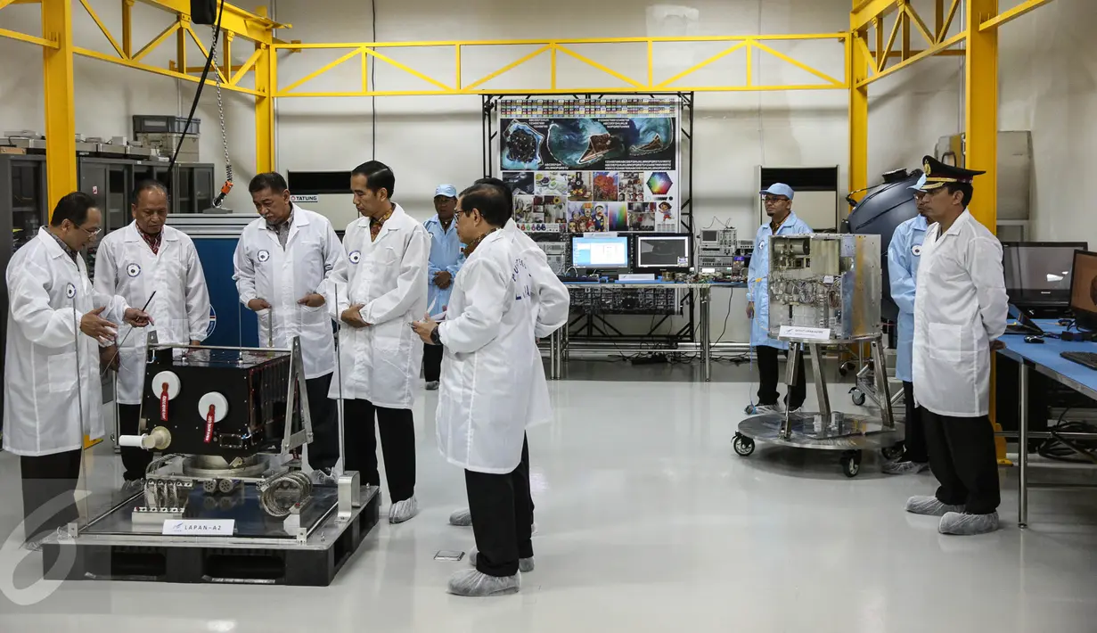 Presiden Jokowi bersama Menteri Kabinet Kerja meninjau satelit Ekuatorial pertama Indonesia, Lapan A2 di Pusat Teknologi Satelit Lapan, Bogor, Kamis (3/9/2015). Satelit tersebut nantinya akan segera diberangkatkan ke India. (Liputan6.com/Faizal Fanani)