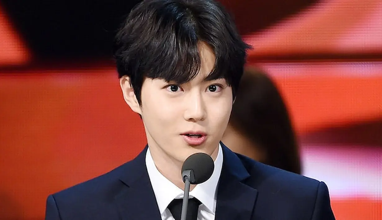 Park Sung Hoon juga kagum dengan Suho yang tetap energik meskipun punya jadwal yang sangat padat. Suho mampu bekerja dengan baik seakan tidak pernah kehabisan energi. (Foto: Soompi.com)