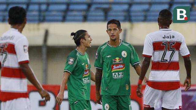 FOTO: Melihat Aksi Kakak-Adik Irfan Bachdim dan Kim Kurniawan Berseragam PSS Sleman