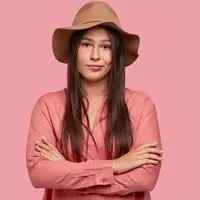 Intip 6 cara atasi rambut lepek saat menggunakan topi. (Foto/Dok: freepik.com/wayhomestudio)