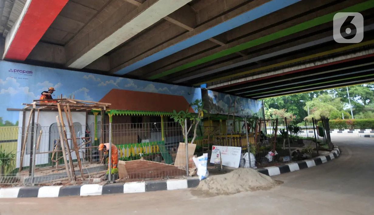 Petugas PPSU Kelurahan Joglo menyelesaikan pembangunan Taman Betawi di kolong Tol JORR W-2 Joglo, Jakarta Barat, Minggu (17/11/2019). Pembangunan Taman Betawi di kolong Tol JORR W-2 Joglo bertujuan agar lokasi tersebut menjadi sarana rekreasi warga sekitar. (merdeka.com/Iqbal Nugroho)