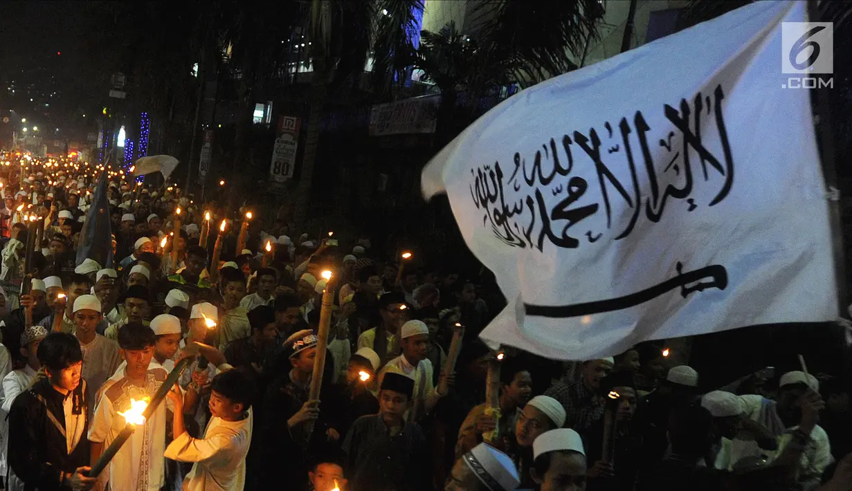 Ratusan umat Islam dari bebagai elemen masyarakat menggelar pawai obor di kawasan Empang, Bogor, Jawa Barat, Senin (14/5). Pawai  dilakukan menyambut 1 Ramadan 1439 H dan mengajak umat muslim menjalankan puasa satu bulan penuh. (Merdeka.com/Arie Basuki)