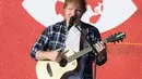 Penyanyi terkenal Ed Sheeran lahir dari orangtua yang memiliki usaha sukses. Sang ayah, John, adalah seorang curator seni dan dosen, sementara sang ibu, Imogen, adalah seorang pembuat perhiasan. (AFP/Bintang.com)