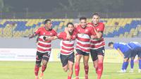 Pemain Madura United merayakan gol ke gawang Tainan City dalam laga AFC Challenge League 2024/2025 di Stadion Gelora Joko Samudro, Gresik, Kamis (13/3/2025). Madura United menang telak 3-0 dalam laga ini. (Bola.com/Wahyu Pratama)
