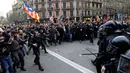 Petugas kepolisian bentrok dengan pendukung pro kemerdekaan Catalonia di Barcelona, Spanyol, Minggu (25/3). Demonstran berusaha mencapai kantor pemerintahan. (Foto AP/Emilio Morenatti)