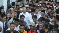 Jokowi bersama tim pemenangannya membagikan kaos di sepanjang perjalanan Surabaya ke Lamongan.