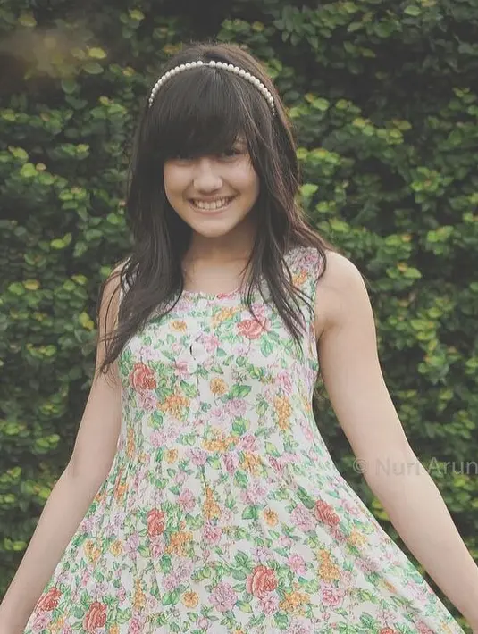 Nah, kalau yang satu ini Pevita sudah mulai tumbuh mejadi seorang gadis yang cantik jelita. Tubuhnya pun mulai ramping dan cocok banget memakai dres bermotif bunga-bunga. Rambutnya yang panjang dihiasi dengan bando. (Instagram/pevpearce)