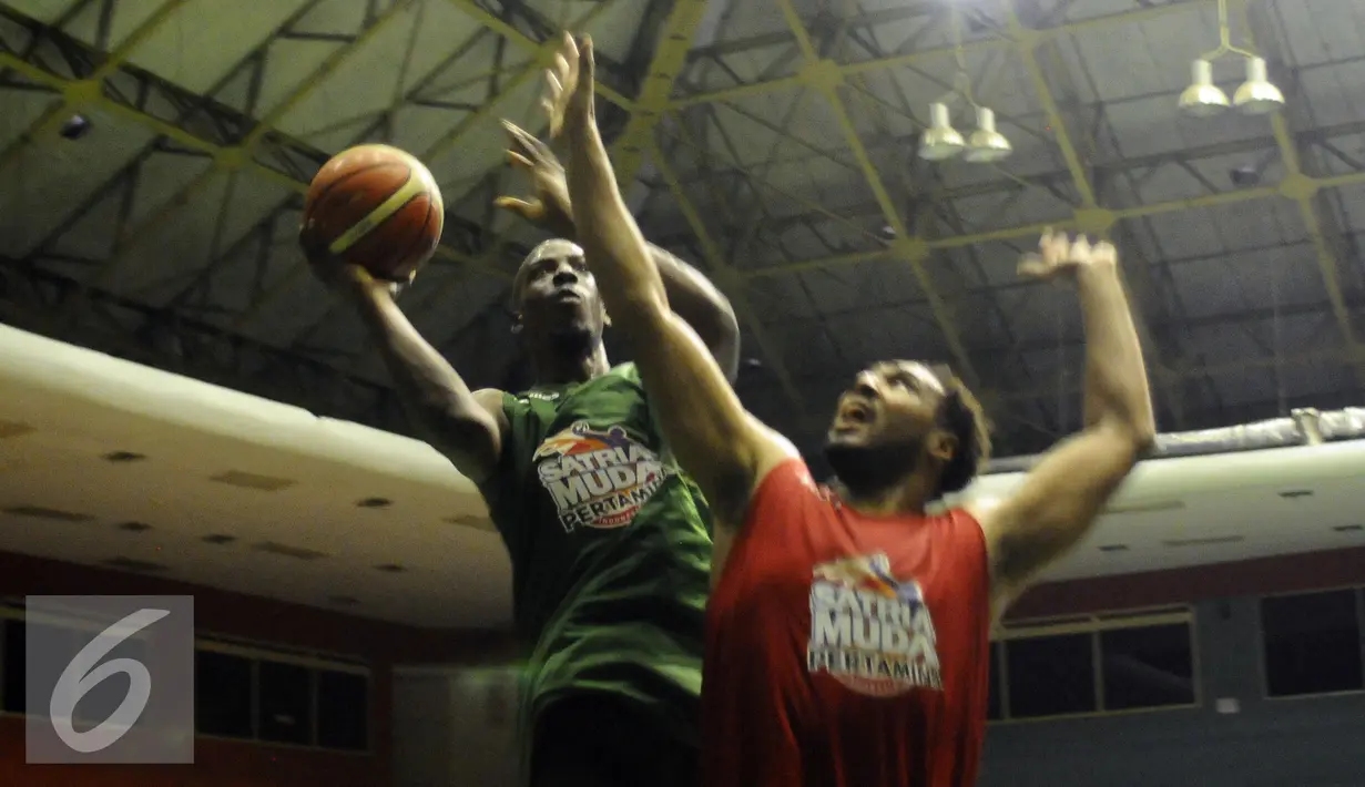 Dua pemain asing Satria Muda Pertamina, Tiras Wade (kiri) dan Dior Lowhorn berebut bola saat latihan perdana di GOR Soemantri Brodjonegoro, Jakarta, Rabu (19/10/2016). Latihan ini persiapan jelang Perbasi Cup 2016. (Liputan6.com/Helmi Fithriansyah)