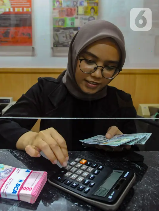 Usai libur panjang Lebaran, nilai tukar rupiah terhadap dolar AS dalam pasar uang pada Selasa (16/4) siang, terpantau melemah tajam ke level Rp16.162. (merdeka.com/Arie Basuki)
