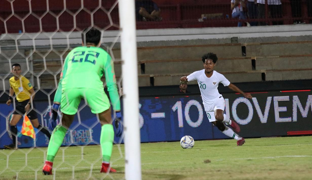 Striker Timnas Indonesia U-19, Bagas Kaffa, berusaha melakukan penetrasi saat melawan China U-19 pada laga ujicoba di Stadion I Wayab Dipta, Bali, Minggu (20/10). Indonesia kalah 1-3 dari China. (Bola.com/Aditya Wany)