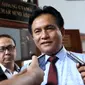 Yusril Ihza Mahendra memberikan keterangan pers usai menghadiri sidang pra peradilan Dahlan Iskan, Jakarta, Selasa (28/7/2015). Yusril mengatakan, dalil yang dipakai Kejati tidak beralasan dan tidak berdasar hukum yang berlaku. (Liputan6.com/Helmi Afandi)