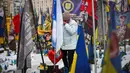 Perang antara Rusia dan Ukraina berdampak pada krisis kemanusiaan dan ekonomi yang sangat besar. Tampak dalam foto, seorang warga setempat bereaksi saat mengunjungi tugu peringatan sementara untuk tentara Ukraina dan asing di Lapangan Kemerdekaan, Kyiv, saat peringatan keempat invasi Rusia ke Ukraina, Selasa 24 Februari 2026. (HENRY NICHOLLS/AFP)